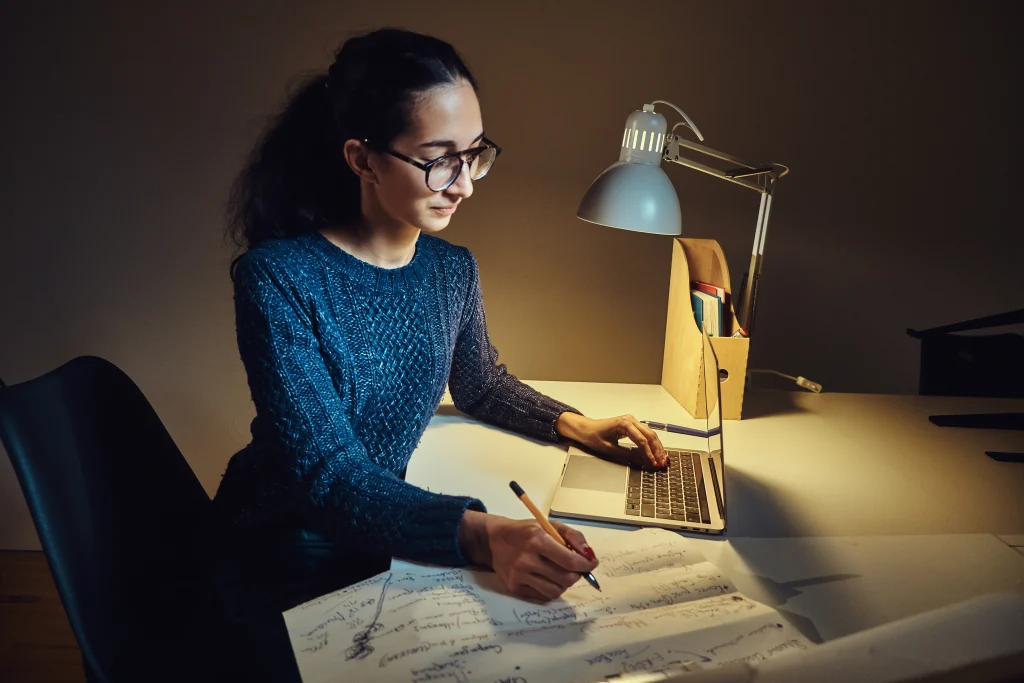 young-female-freelancer-is-working-her-new-project-home (2)